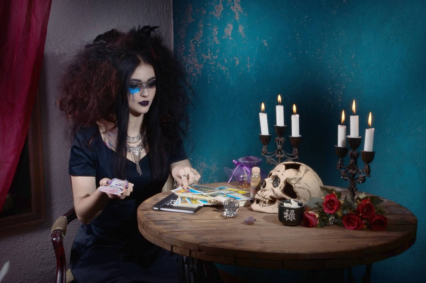 Zła wiedźma przywołuje z kart tarota - Zdjęcie, obraz