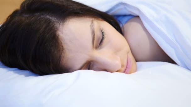 夜ベッドで寝ている若い女性のクローズ アップ - 映像、動画
