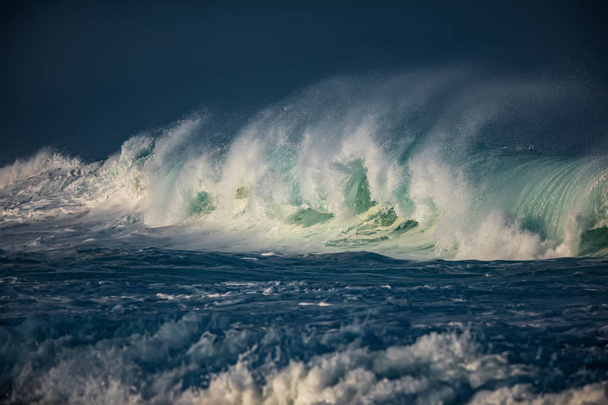 Hatalmas hullámok az óceán összeomlik. Seascape környezet háttér. A víz, hab és textúra. Hawaii szörf foltok senki sem - Fotó, kép