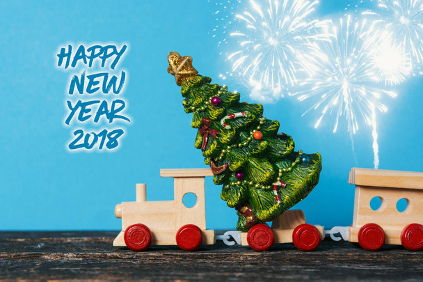 Noel ağacına oyuncak tren. tatil Gingerbread çerezleri. Neşeli Noel ve mutlu yeni yıl kartı kutlama kartı - Fotoğraf, Görsel
