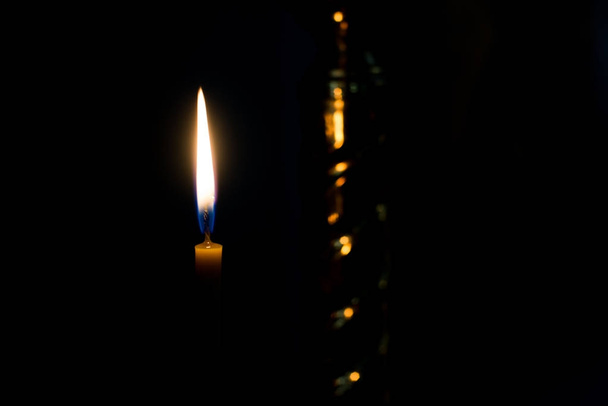 Flamme d'une bougie sur fond noir
 - Photo, image
