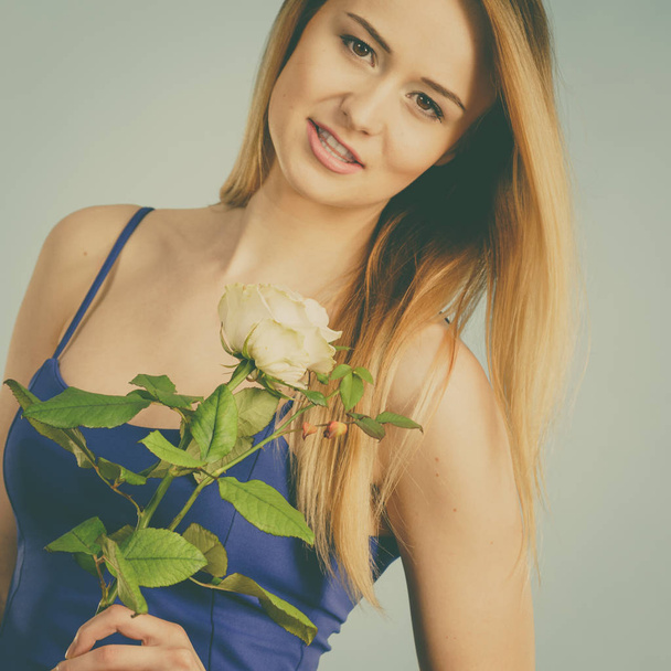 Lovely woman holding white rose - Φωτογραφία, εικόνα