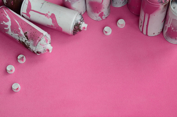 Деякі використовували рожеві аерозольні розпилювальні балончики та сопла з крапельками для фарби лежать на ковдрі м'якої та пухнастої світло-рожевої тканини флісу. Класичний колір жіночого дизайну. Концепція буліганізму графіті
 - Фото, зображення