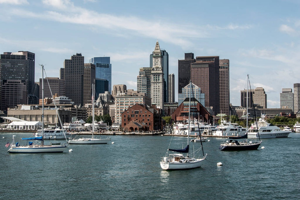 Yacht and sailing boats on Charles River in front of Boston Skyline in Massachusetts USA on a sunny summer day - Foto, Bild