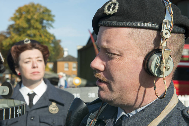 Militar em fones de ouvido como oficial feminino olha
 - Foto, Imagem