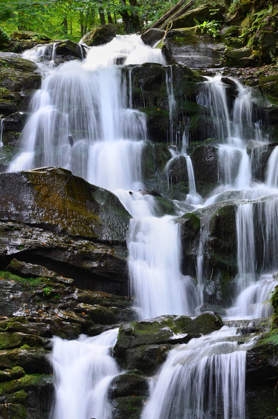 Vodopád Shipot (Shipit) - jedna z nejkrásnějších a nejvíce full tekoucí vodopády Transcarpathia - Fotografie, Obrázek