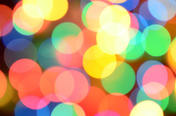 Luci sfocate festive colorate sul nero utili come sfondo. Tutti i colori principali inclusi. Rosso, giallo, verde e blu
 - Foto, immagini