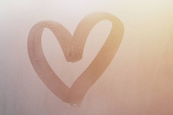 La lluvia otoñal, la inscripción en el vaso sudoroso - el amor y el corazón. Imagen de fondo suave y hermosa con espacio de copia
 - Foto, Imagen
