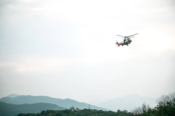 helicóptero volador en el aire
 - Foto, Imagen