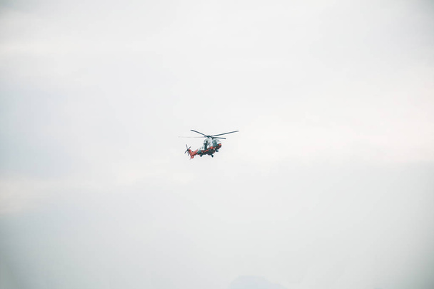 Elicottero volante in volo - Foto, immagini