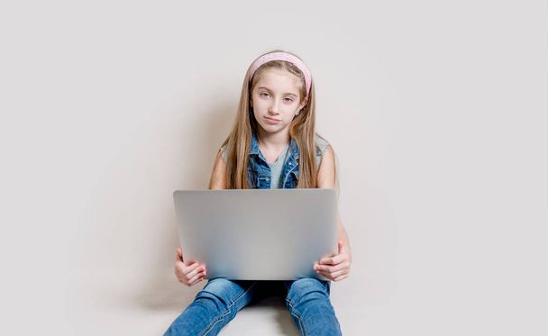 Little girl using laptop computer - Фото, зображення