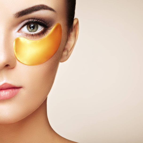 Portrait of Beauty woman with eye patches - Foto, afbeelding