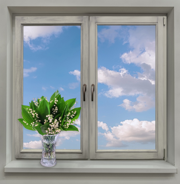 Tavaszi. Egy ablak nyílik a kék ég és a világos felhők. Gyöngyvirág az ablakpárkányon váza. - Fotó, kép