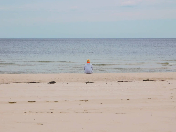 Sam na plaży nad Morzem Bałtyckim - Zdjęcie, obraz