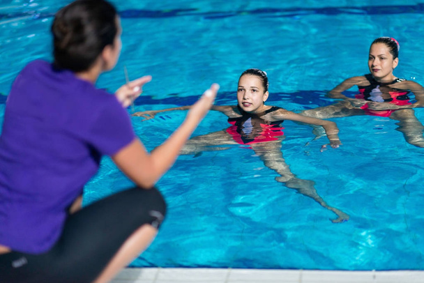 Entrenamiento de natación sincronizada en la piscina
  - Foto, imagen