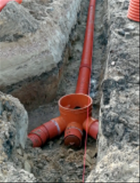 tuyaux d'égout sur le chantier de construction
 - Photo, image