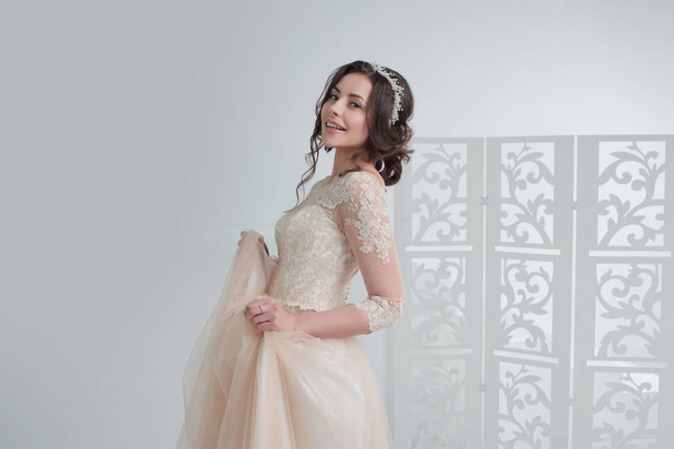 Portrait of a beautiful girl in a wedding dress. Bride in a luxurious dress, in a beautiful white interior - Foto, Imagem