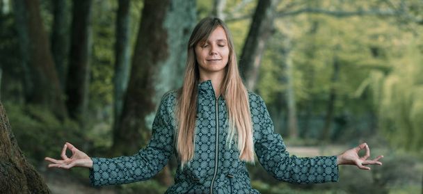 junge Frau meditiert Achtsamkeit im Freien  - Foto, Bild