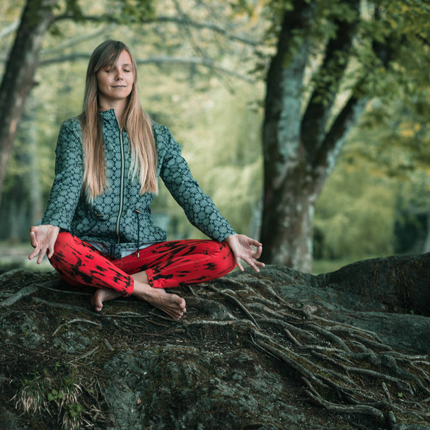 femme faisant méditation consciente
  - Photo, image