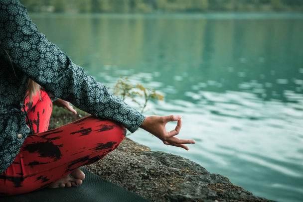 kadın su tarafından meditasyon - Fotoğraf, Görsel