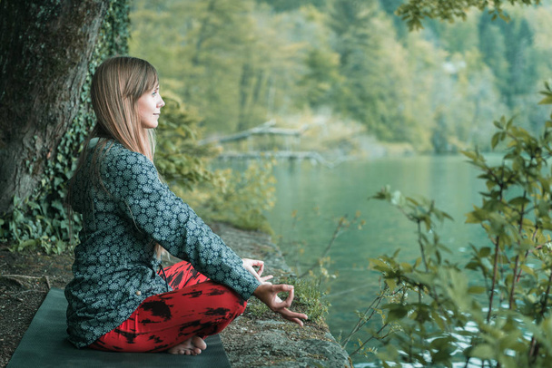 kobieta robi pamiętając medytacji - Zdjęcie, obraz