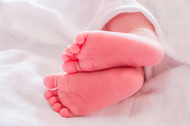 Close-up van baby baby voeten slapen in het bed - Foto, afbeelding