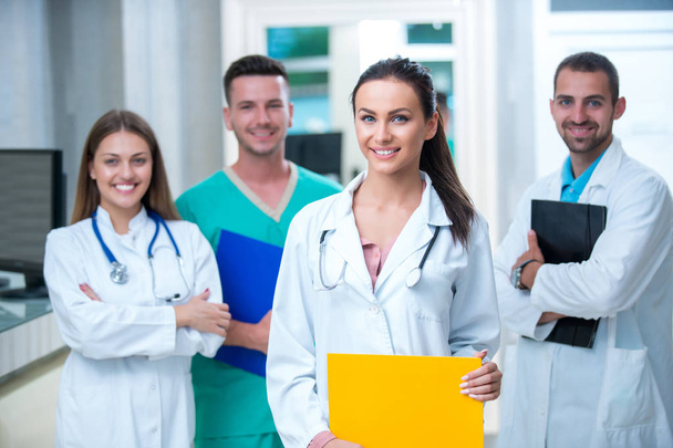 Klinik, Beruf, Menschen, Gesundheitsfürsorge und Medizinkonzept - glückliche Gruppe von Ärzten oder Ärzten auf dem Krankenhausflur - Foto, Bild