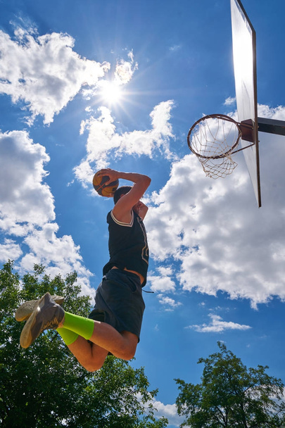 Basketballspieler in Aktion, fliegt hoch und trifft - Foto, Bild
