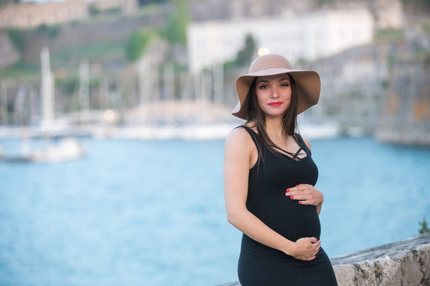 pregnant woman on the beach - Фото, зображення