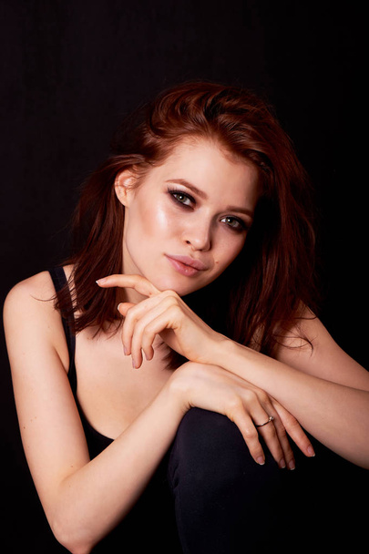 Girl in Studio on dark background.Red hair, great figure. Cute face with a smile. - Foto, Bild