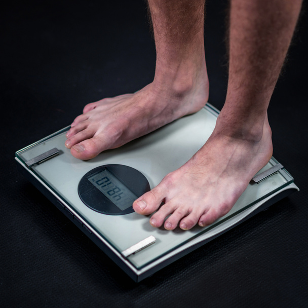 gewicht van de tiener te meten - Foto, afbeelding