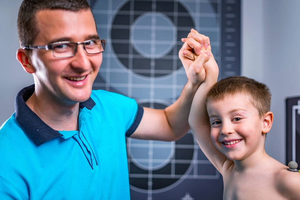 Physiothérapeute et garçon avec des boules de marquage pour l'analyse de posture au club de santé
 - Photo, image