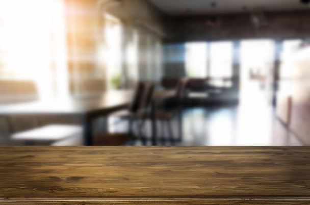 Κενό ξύλινο τραπέζι και δωμάτιο διακόσμηση φόντο, επισπεύδω, βιάζομαι - Φωτογραφία, εικόνα