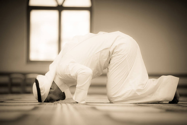Θρησκευτικός μουσουλμάνος άνθρωπος προσεύχεται μέσα στο τζαμί - Φωτογραφία, εικόνα