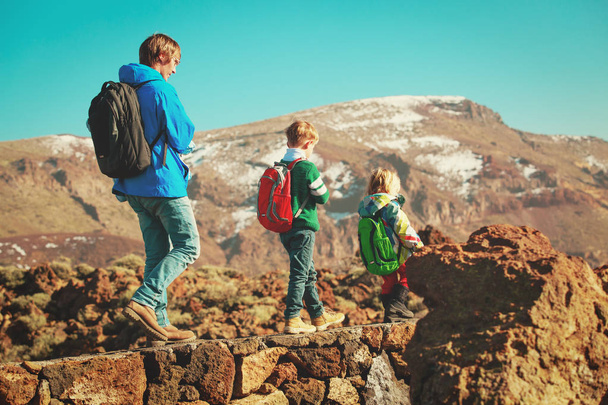 vader en drie kinderen reizen wandelen in Bergen - Foto, afbeelding