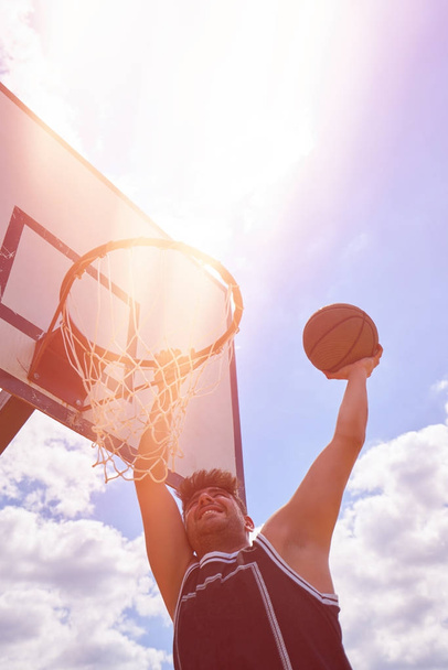 basketbalový hráč v akci pod vysoké a bodování - Fotografie, Obrázek