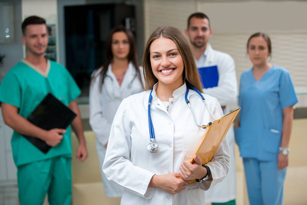 klinice, povolání, lidé, zdravotní péči a medicína koncepce - šťastný skupina zdravotníci a lékaři na nemocniční chodbě - Fotografie, Obrázek