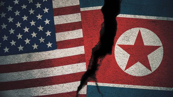 Vereinigte Staaten gegen nordkoreanische Flaggen an rissiger Mauer - Foto, Bild