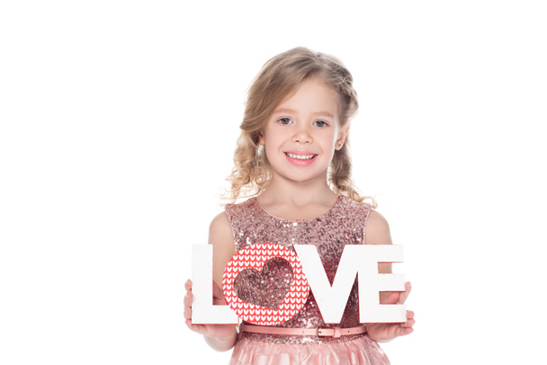 schattig kind bedrijf liefde symbool met hart voor Valentijnsdag, geïsoleerd op wit - Foto, afbeelding