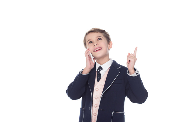маленький хлопчик жестикулює під час розмови зі смартфоном, ізольований на білому
 - Фото, зображення