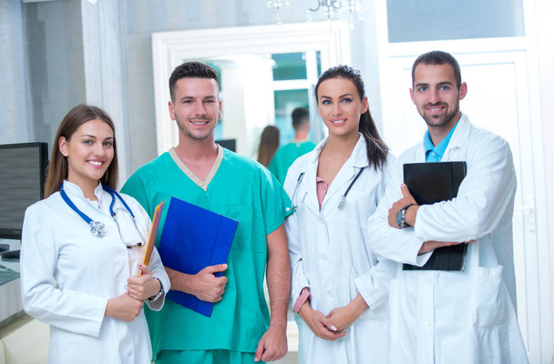 κλινική, επάγγελμα, άνθρωποι, υγειονομική περίθαλψη και ιατρική αντίληψη - ευτυχισμένη ομάδα γιατροί ή γιατροί στο νοσοκομείο διαδρόμου - Φωτογραφία, εικόνα
