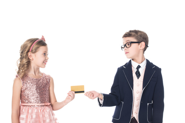 adorables enfants à la mode tenant carte de crédit dorée isolé sur blanc
 - Photo, image