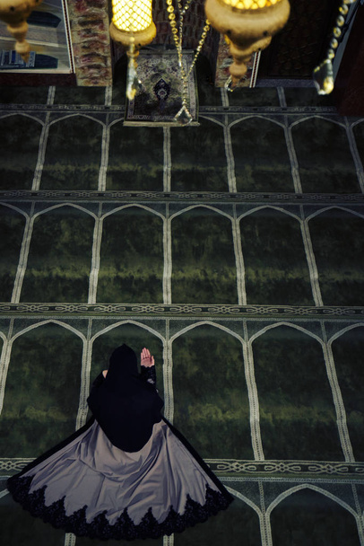 muzułmanka modląca się w meczecie - Zdjęcie, obraz