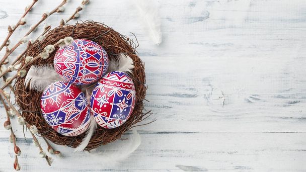 Pysanky, dekore edilmiş Paskalya yumurta yuvada - Fotoğraf, Görsel