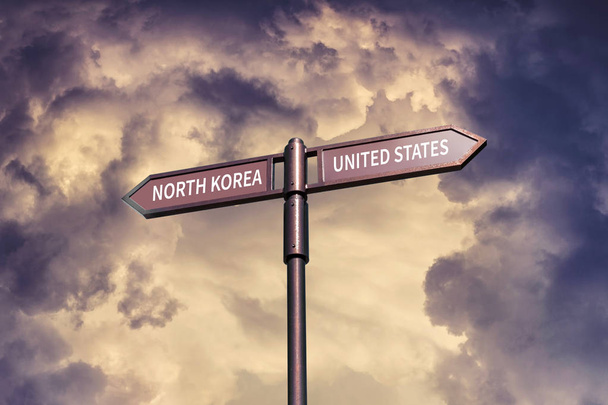 Panneau routier avec inscription Corée du Nord, États-Unis sur fond de ciel orageux
 - Photo, image
