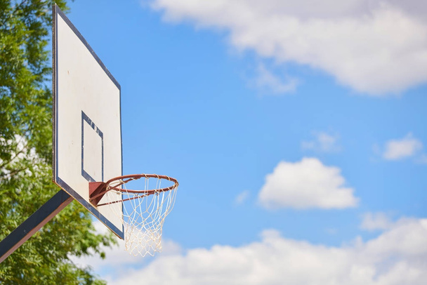Basketballkorb in Sonne und Himmel - Foto, Bild