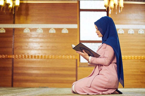 Young muslim woman praying in mosque - Fotografie, Obrázek