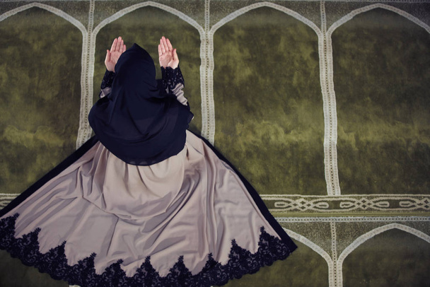 Young muslim woman praying in mosque - Φωτογραφία, εικόνα