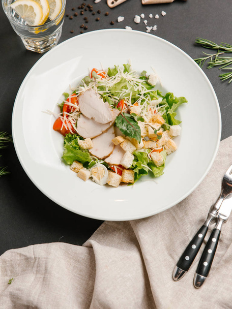 grüner Salat mit geräucherter Putenbrust, Wachteleiern, Croutons, geschnittenen Tomaten und geriebenem Parmesan - Foto, Bild