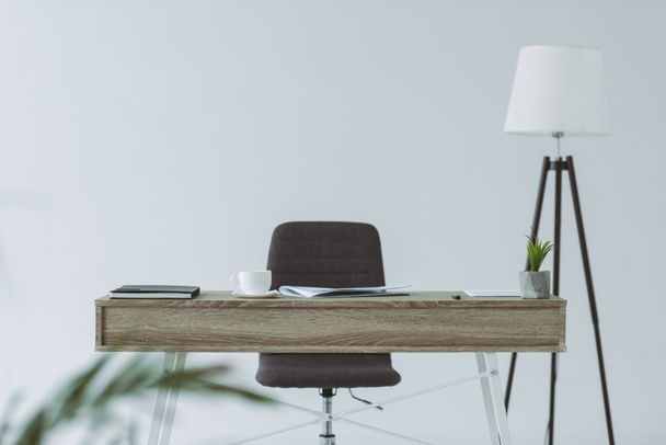 стілець і дерев'яний стіл в офісі ізольовані на сірому
 - Фото, зображення